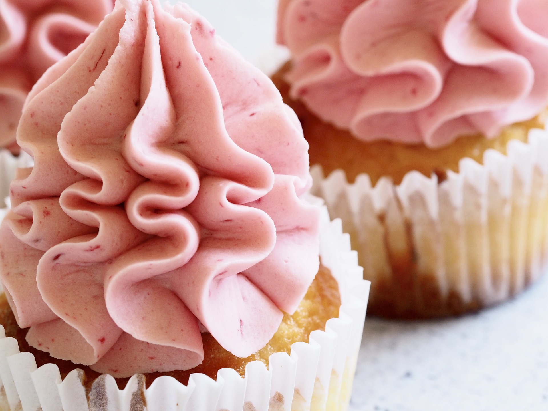 Zitronen-Cupcakes mit Blaubeer-Buttercreme