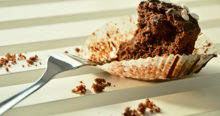 Schnelle saftige Schokoladen-Muffins mit Öl