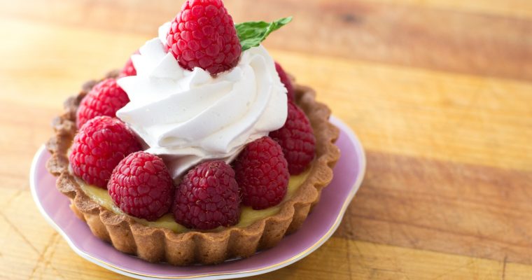 Raspelkuchen mit Himbeeren und Pudding