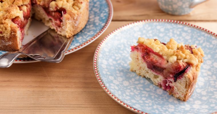 Streuselkuchen mit Erdnüssen und Himbeeren