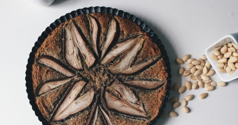 Dunkler Birnenkuchen mit Baiser