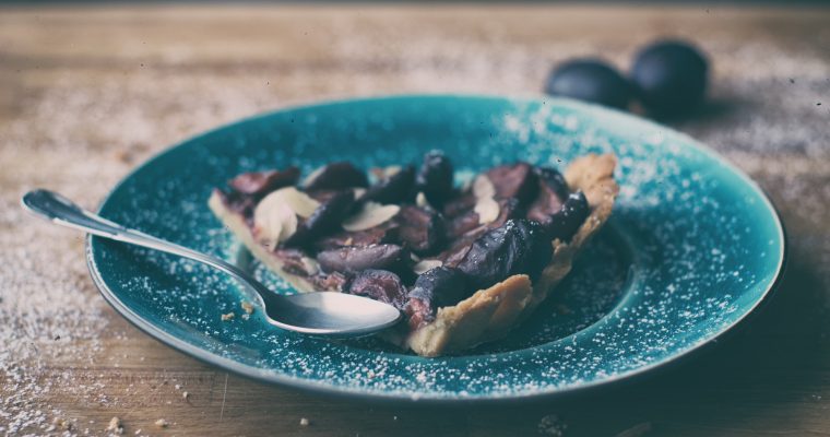 Nuss-Nougat-Kuchen mit Zwetschgen